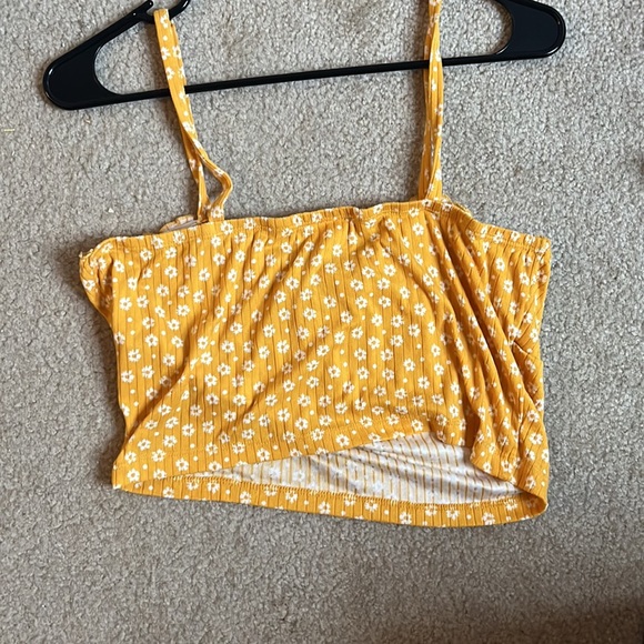 Lily Bleu yellow w/white flowers crop top size US L - Picture 2 of 3
